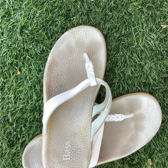 Bass Tan and White Sandals Classic Flip-Flop Style - Picture 2 of 4